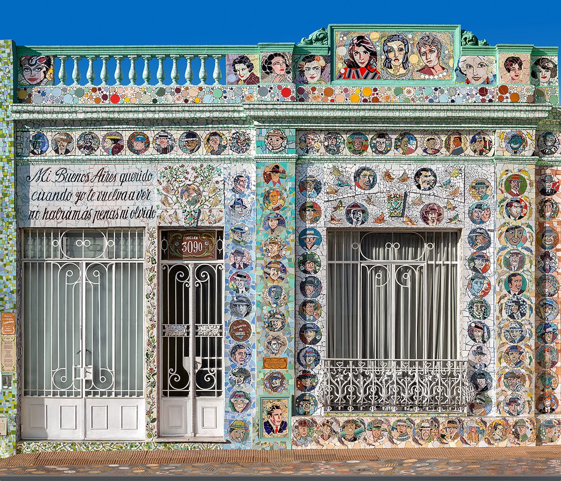 La casona de Inclán 3090 coronada por el mural de Carlos Gardel en trencadís