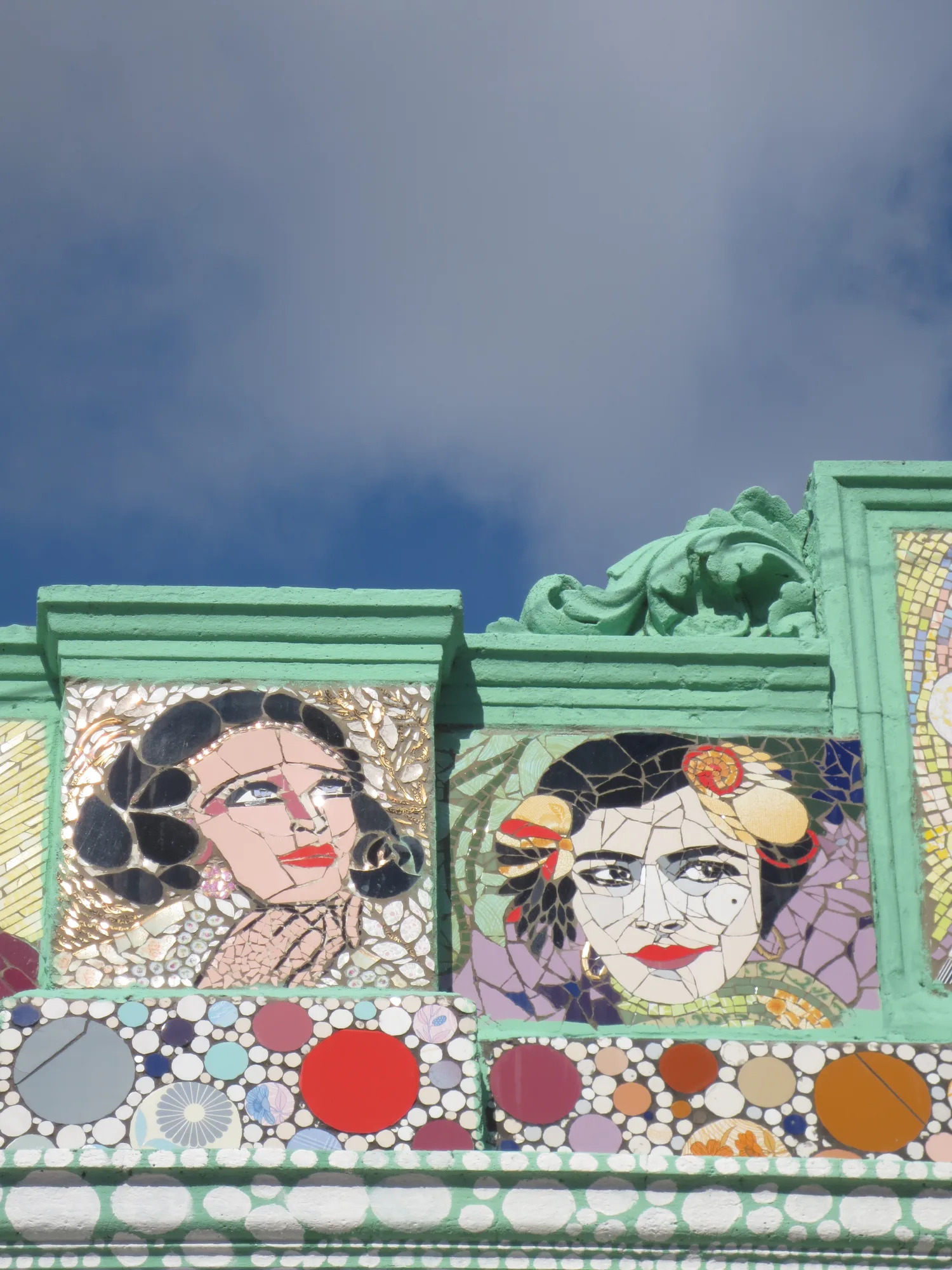 La cornisa del mural: las grandes mujeres del tango coronan la obra