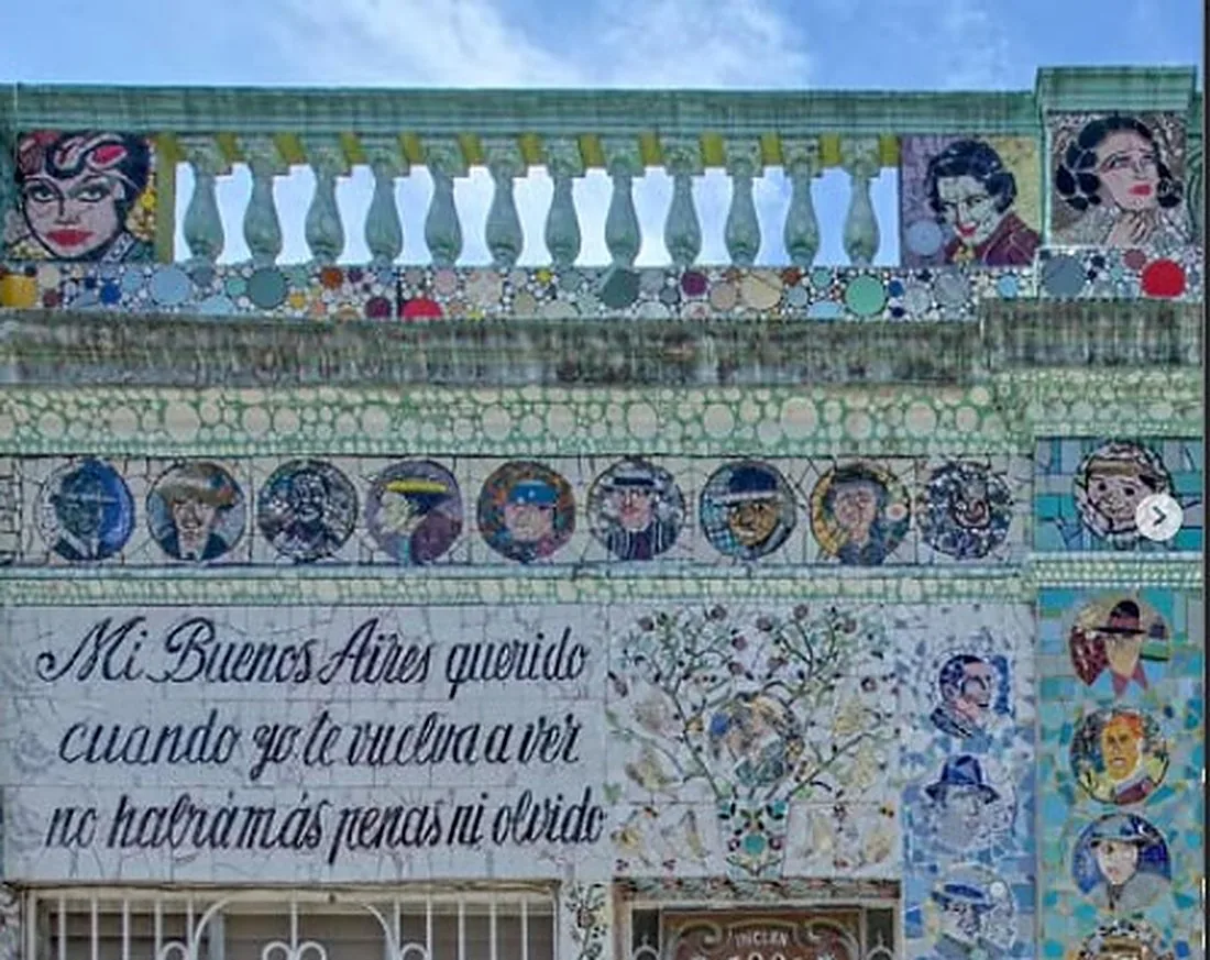 Fachada del mural: Mi Buenos Aires querido en trencadís