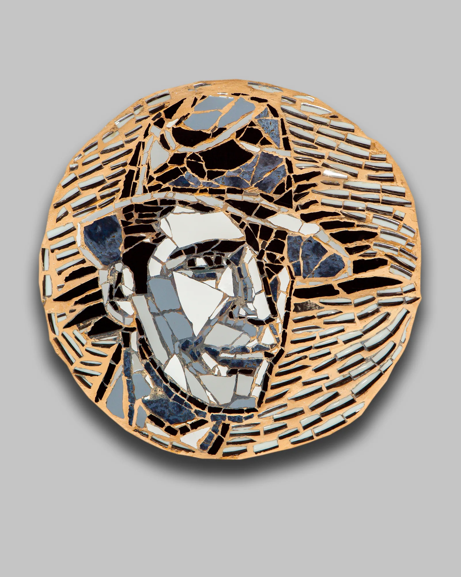 Medallón central del mural: la sonrisa de Carlos Gardel en trencadís