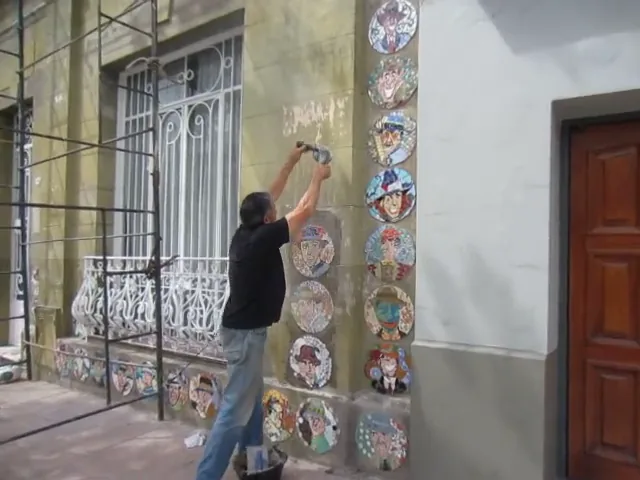 Terminando un mosaico del mural